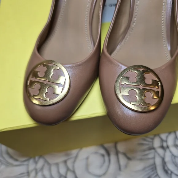 Tory Burch Alice Royal Tan  with Gold Emblem - Picture 7 of 11
